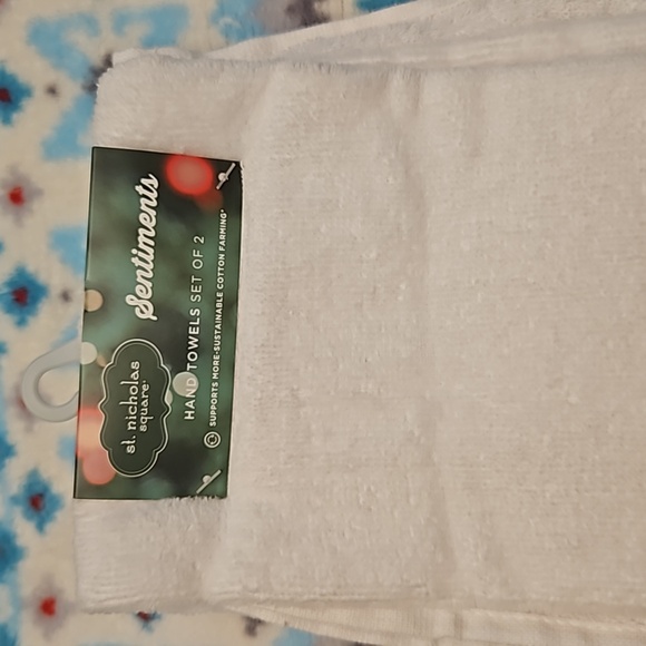 St Nicholas Square | Set of Two Hand Towels - New, White "Merry Christmas" - Picture 2 of 5